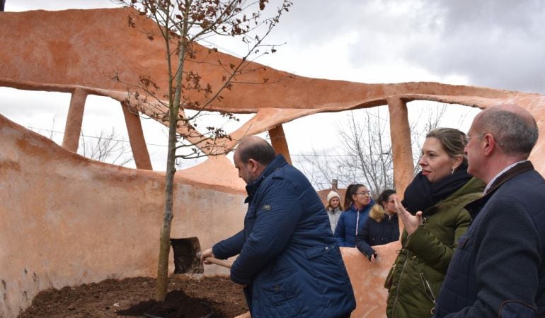 El vicepresidente primero del gobierno de Castilla-La Mancha, José Luis Martínez Guijarro, durante la plantación del retoño del Árbol de Gernika