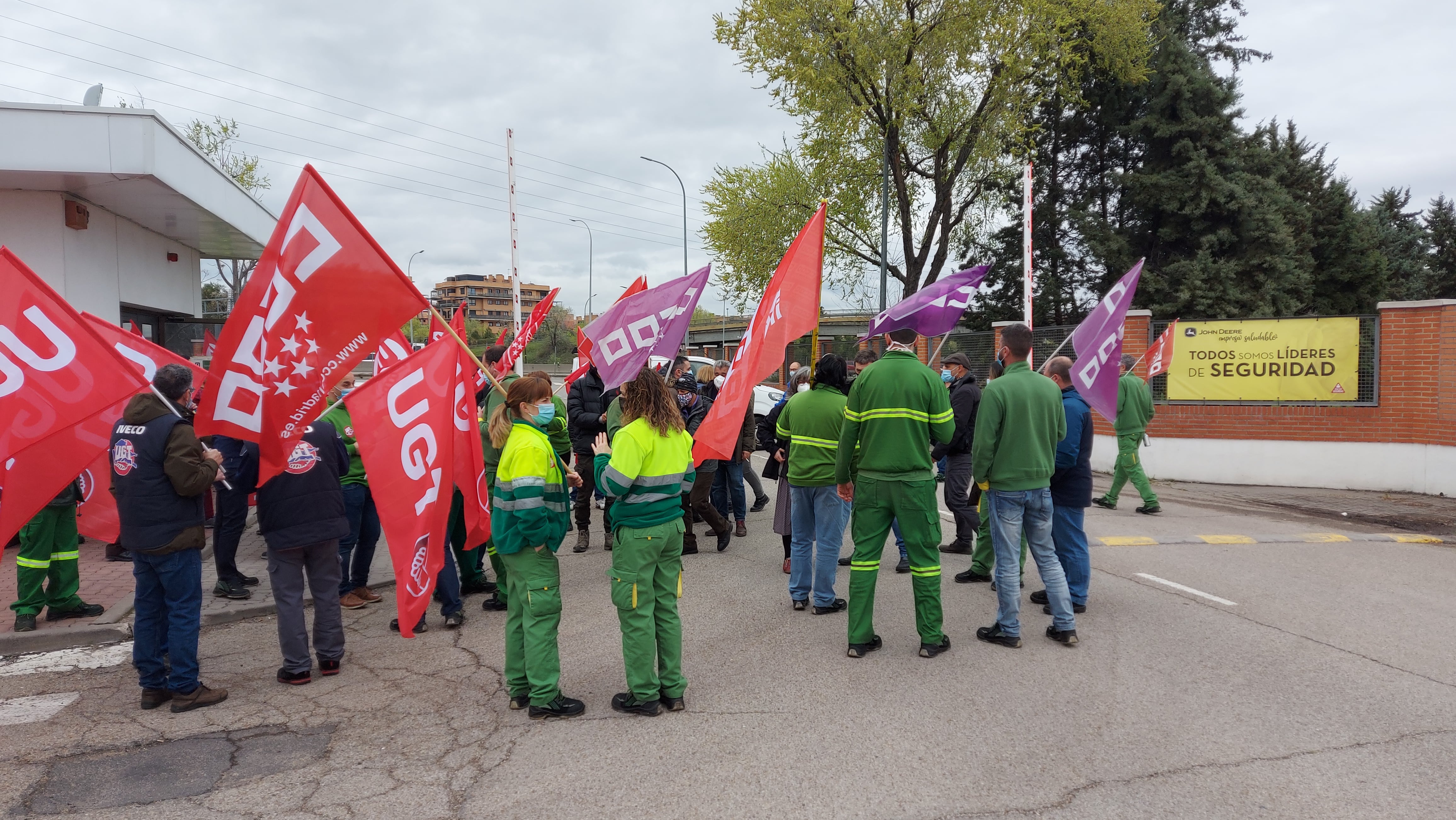 Algunos de los manifestantes en la planta de John Deere de Getafe