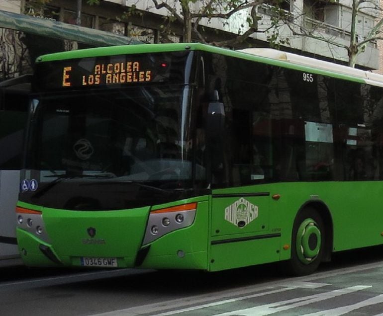 Autobus de Aucorsa que cubre la linea a Alcolea