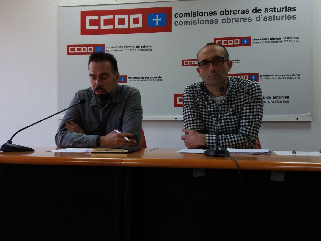 Los secretarios generales de la Federación de Industria de CC.OO. y de la Unión Regional de CC.OO. de Asturias, Damian Manzano y José Manuel Zapico, en rueda de prensa