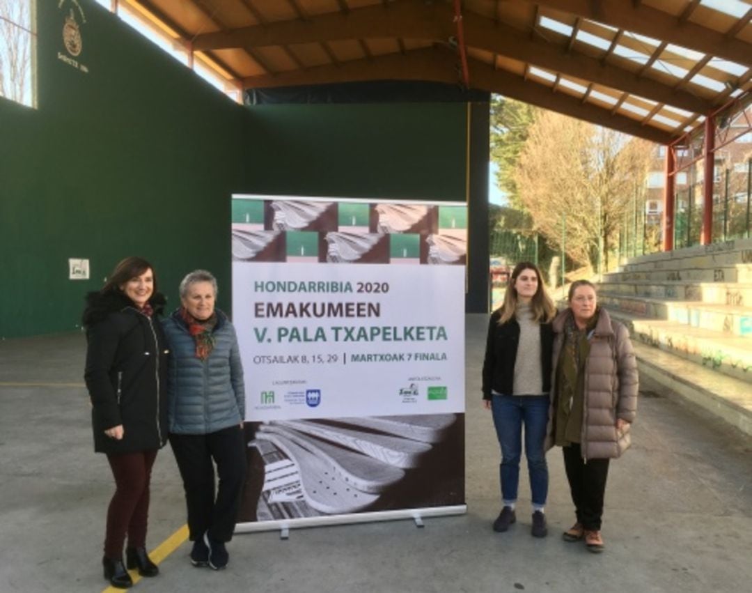 La delegada de Servicios Sociales e Igualdad, junto a responsables de Emeki Elkartea, en la presentación del Campeonato.