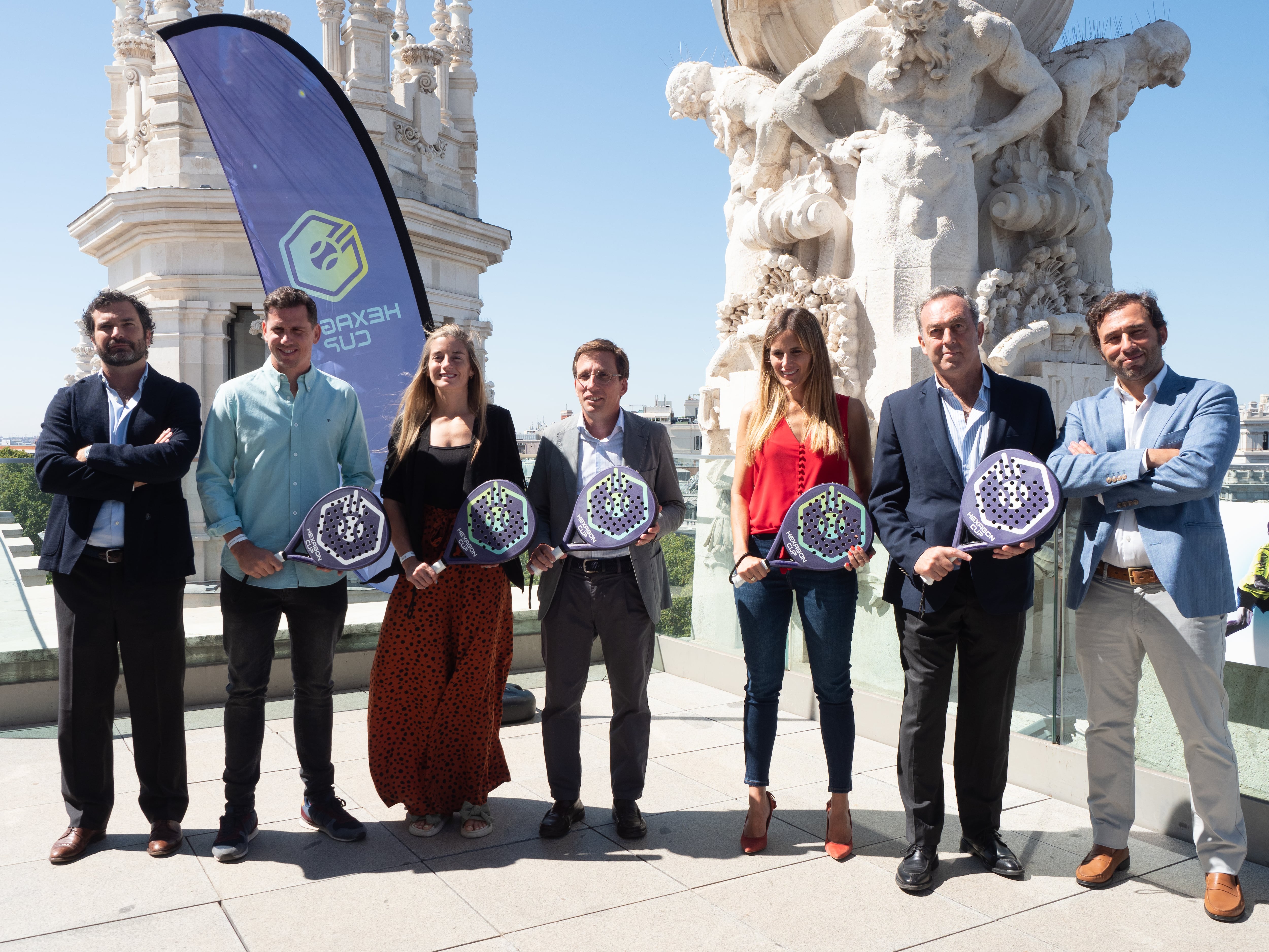 De izquierda a derecha Enrique Buenaventura, uno de los principales inversores de Hexagon Cup, los profesionales Paquito Navarro y Alejandra Salazar, el alcalde de Madrid, José Luis Martínez Almeida, la concejala del Área Delegada de Deporte de Madrid, Sonia Cea, Carlos Almazán, director de Relaciones Institucionales de la Hexagon Cup, y Sergio Lewin, Director de Operaciones de Hexagon Cup posan en el Ayuntamiento de Madrid.