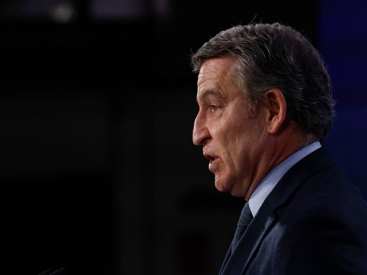 Feijóo reunirá a sus barones para contraprogramar los actos del aniversario de la muerte de Franco mientras el Gobierno cierra filas con su gestión