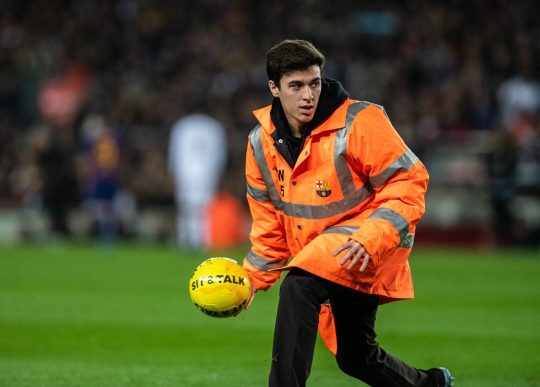 La seguidad recoge la pelotas amarillas del Tsunami Democràtic