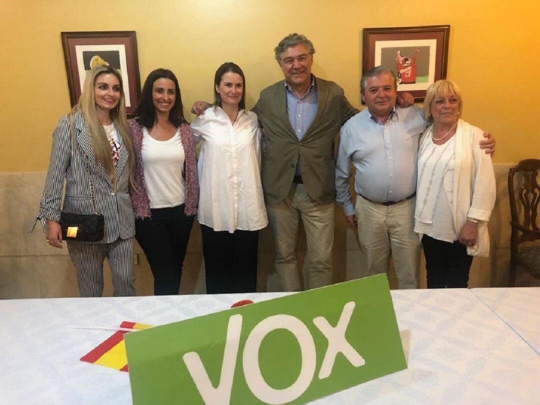 El candidato, Eladio de la Concha, acompañado por parte de su equipo