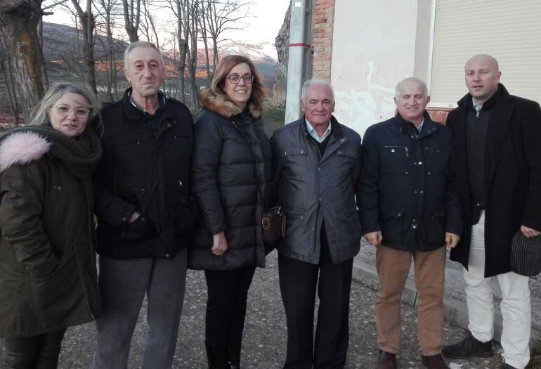 Las autoridades, entre las que se incluye la presidente de la Diputación de Palencia, posan con motivo de las reformas realizadas en el centro social de Mudá (Palencia)