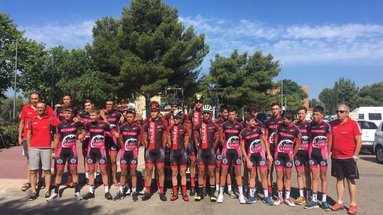 Las plantillas cadete y júnior del Club Ciclista Arandino.