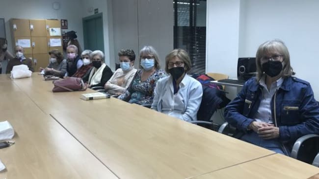 Begoña Marlasca (a la derecha), coordinadora de los talleres de lectura Endrinas y Galateas.