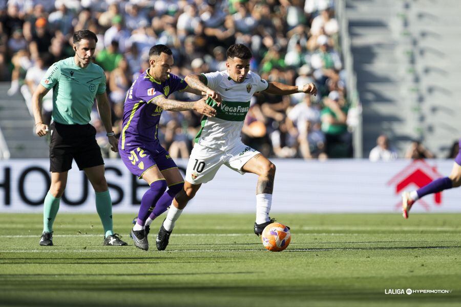 El jugador del Elche CF Nico Fernández conduce el balón ante un contrario