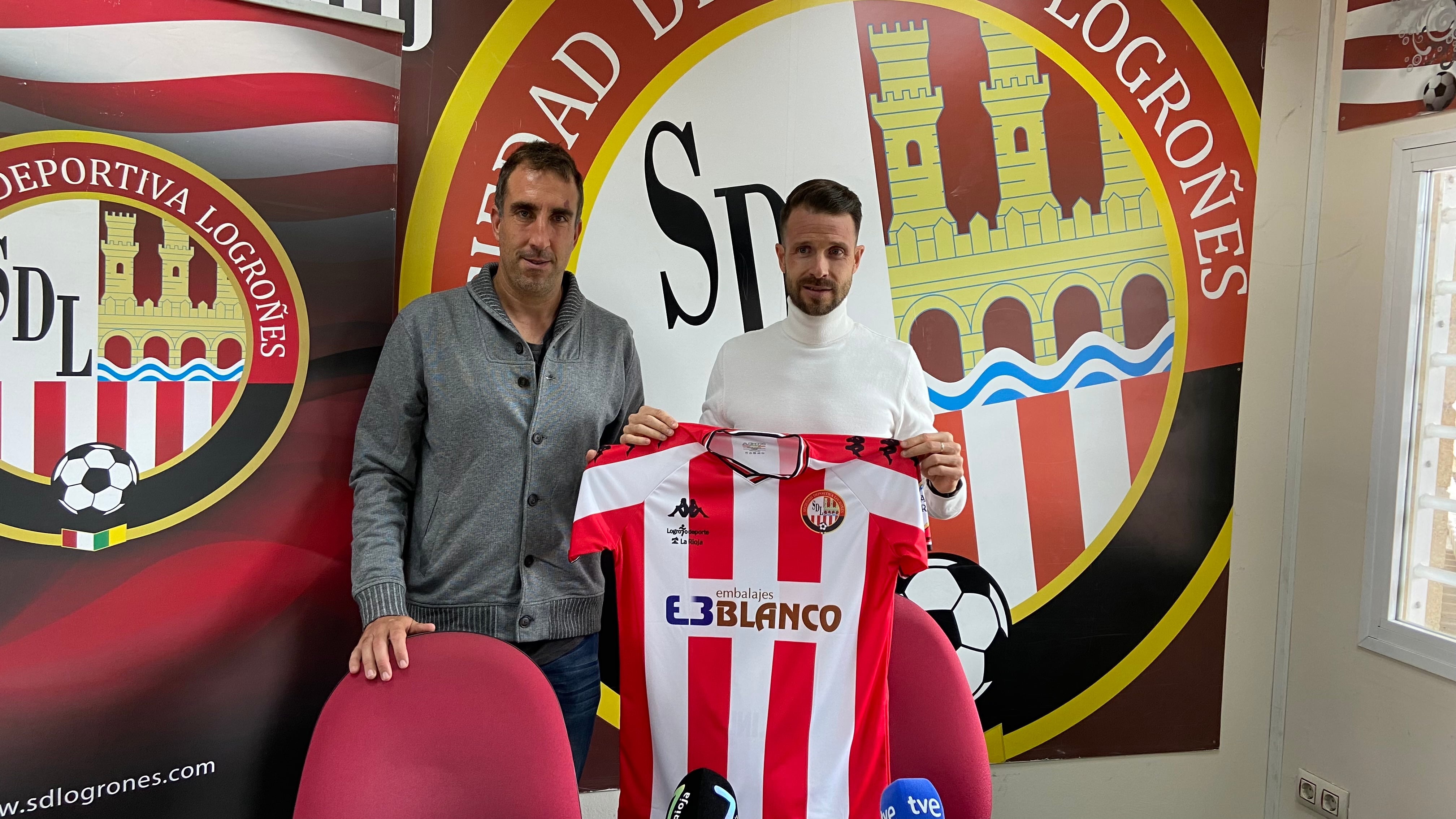 Ángel Murcia y Andrés García posan junto a la camiseta de la SD Logroñés