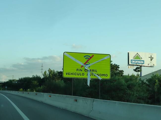 Els cartells que s’han col.locat entre les sortides de Girona Oest i Sud indicant el carril reservat al cotxe autònom