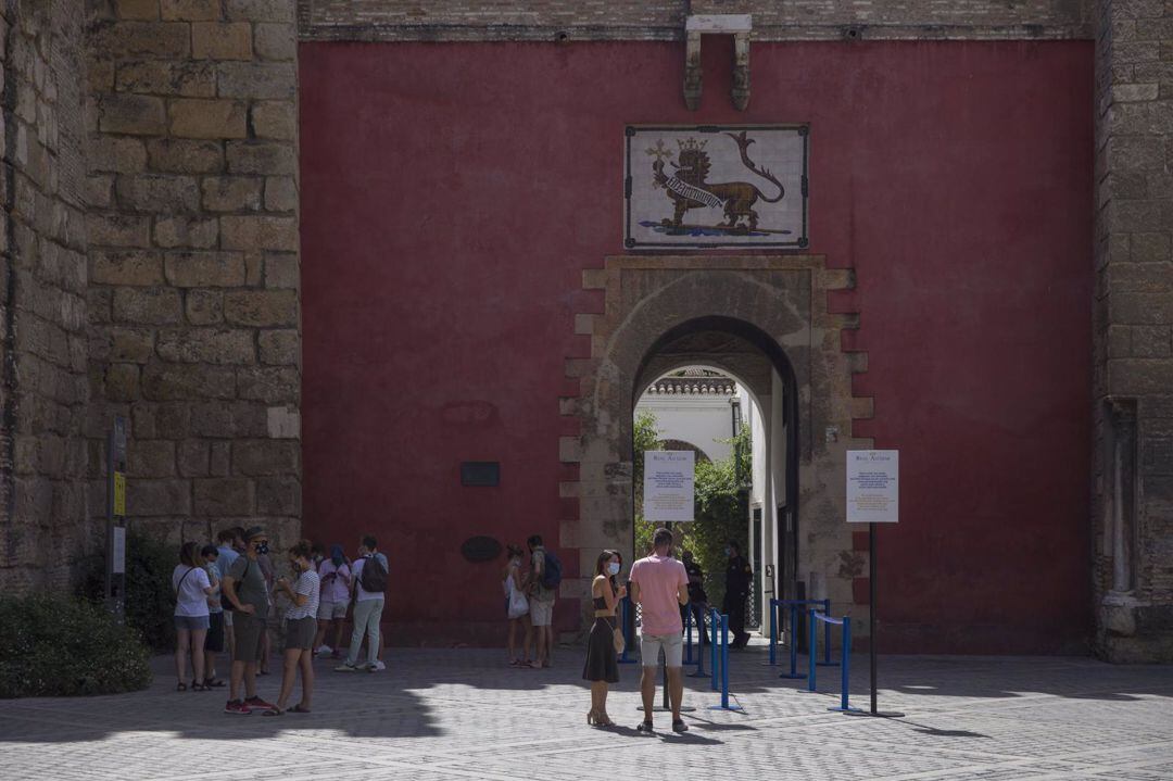 Turistas esperando para entrar en el Alcázar