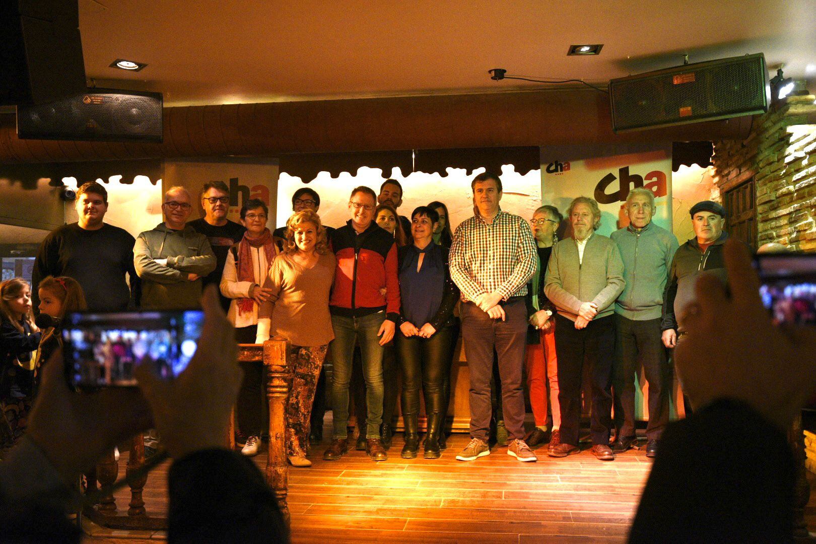 Sonia Alastre y Joaquín Palacín junto al resto de la lista de CHA