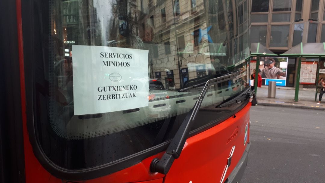  
 El comité de empresa de Bilbobus ha acusado a la empresa concesionaria de intentar &quot;criminalizar&quot; los paros y las huelgas convocadas para intentar &quot;amedrentar&quot; a la plantilla &quot;bajo el miedo de estar participando en una huelga ilegal&quot; después de que la