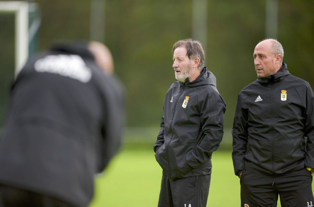 Juan Antonio Anquela durante el entrenamiento matinal de este jueves en El Requexón.