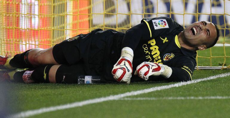 Sergio Asenjo se lesionó la rodilla en el partido entre el Villarreal y el Atlético.