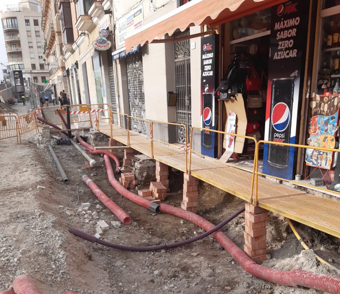 La pasarela peatonal sobre ladrillos en el pasillo de Santa Isabel donde se realizaran obras