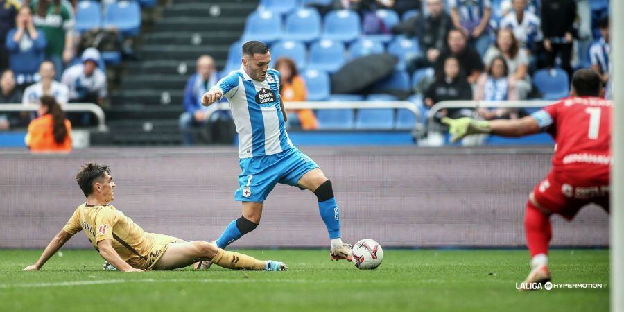 Lucas Pérez y Gabilondo, en la acción donde el VAR desveló que no había penalti