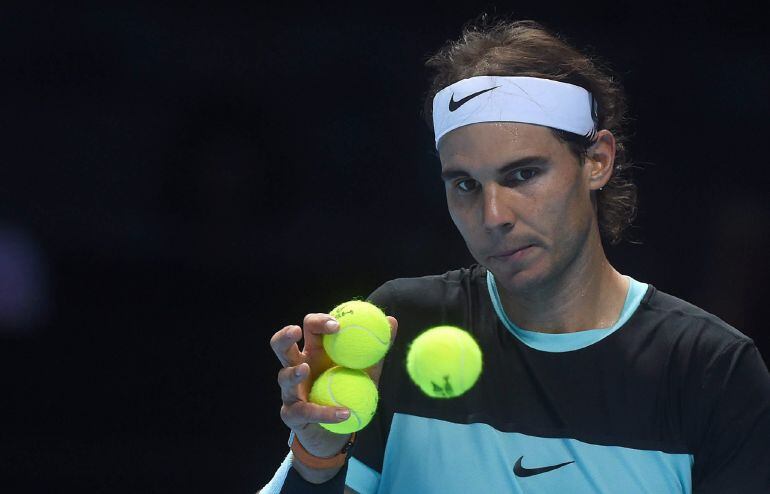ARA2. London (United Kingdom), 21/11/2015.- Spain's Rafael Nadal in action against Serbia's Novak Djokovic during their semi final match at the ATP Tour tennis finals tournament at the O2 Arena in London, Britain, 21 November 2015. (Londres, Tenis) EFE/EPA/WILL OLIVER