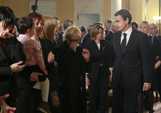 José Luis Rodríguez Zapatero junto a familiares de los miembros de las Fuerzas de Seguridad muertos en acto de servicio durante el año 2010, durante el homenaje que se les tributó este miércoles en el Palacio de la Moncloa.