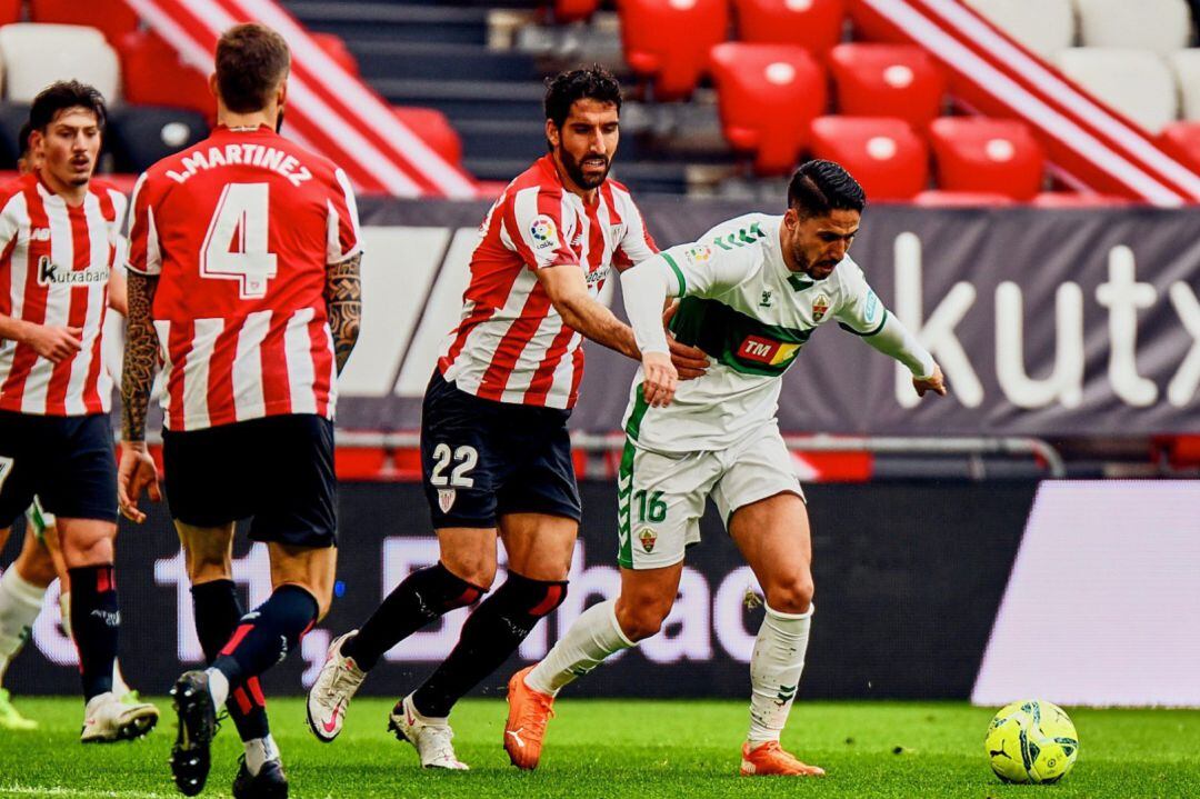 Fidel Chaves pugna con el jugador del Athletic Raúl García