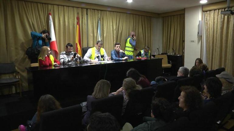 Trabajadores en asamblea.