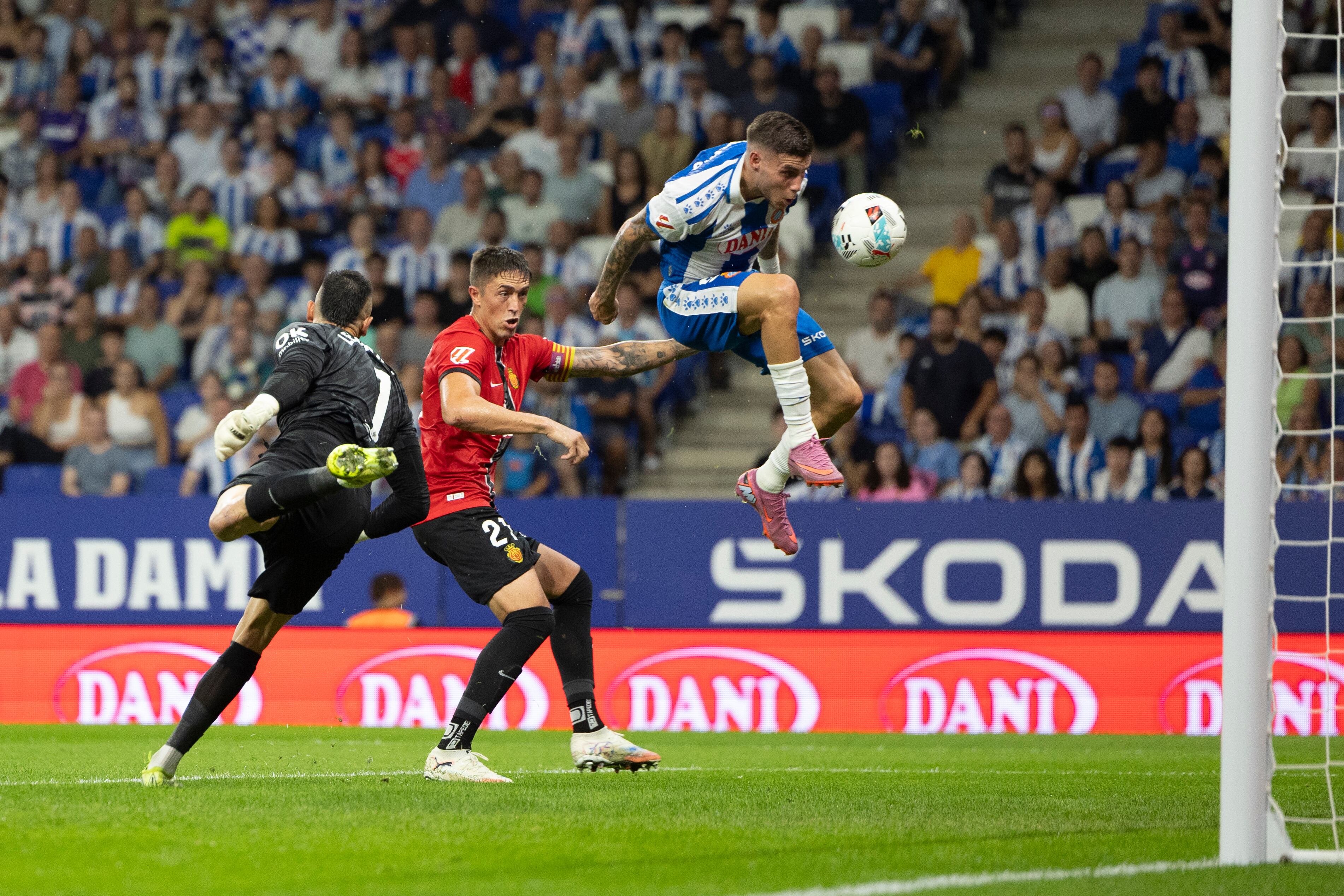 BARCELONA, SPAIN - SEPTEMBER 15: Roberto Fernandez of RCD Espanyol de Barcelona scores the team's second goal during the LaLiga EA Sports match between RCD Espanyol de Barcelona and RCD Mallorca at RCDE Stadium on September 15, 2025 in Barcelona, Spain. (Photo by Judit Cartiel/Getty Images)