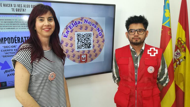La edil de igualdad junto con el vicepresidente de Cruz Roja Elda presentan esta campaña 