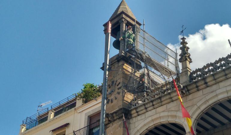 Los andamios ya instalados para la restauración del Abuelo Mayorga (de espaldas)