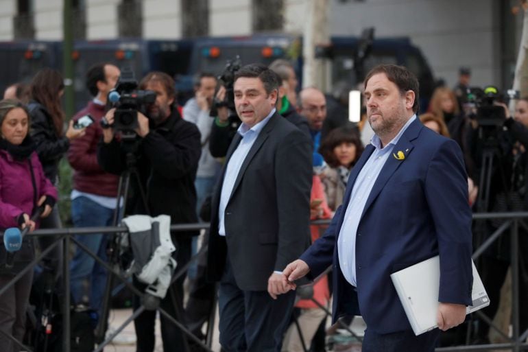 FOTOGALERÍA | El independentismo responde ante la Justicia. En la foto, el vicepresidente cesado de la Generalitat de Cataluña, Oriol Junqueras, a su llegada a la sede de la Audiencia Nacional.