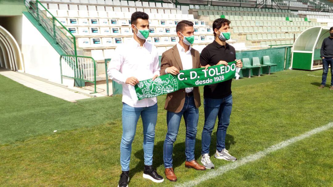 Diego Merino (c), junto a dos de sus compañeros del cuerpo técnico 