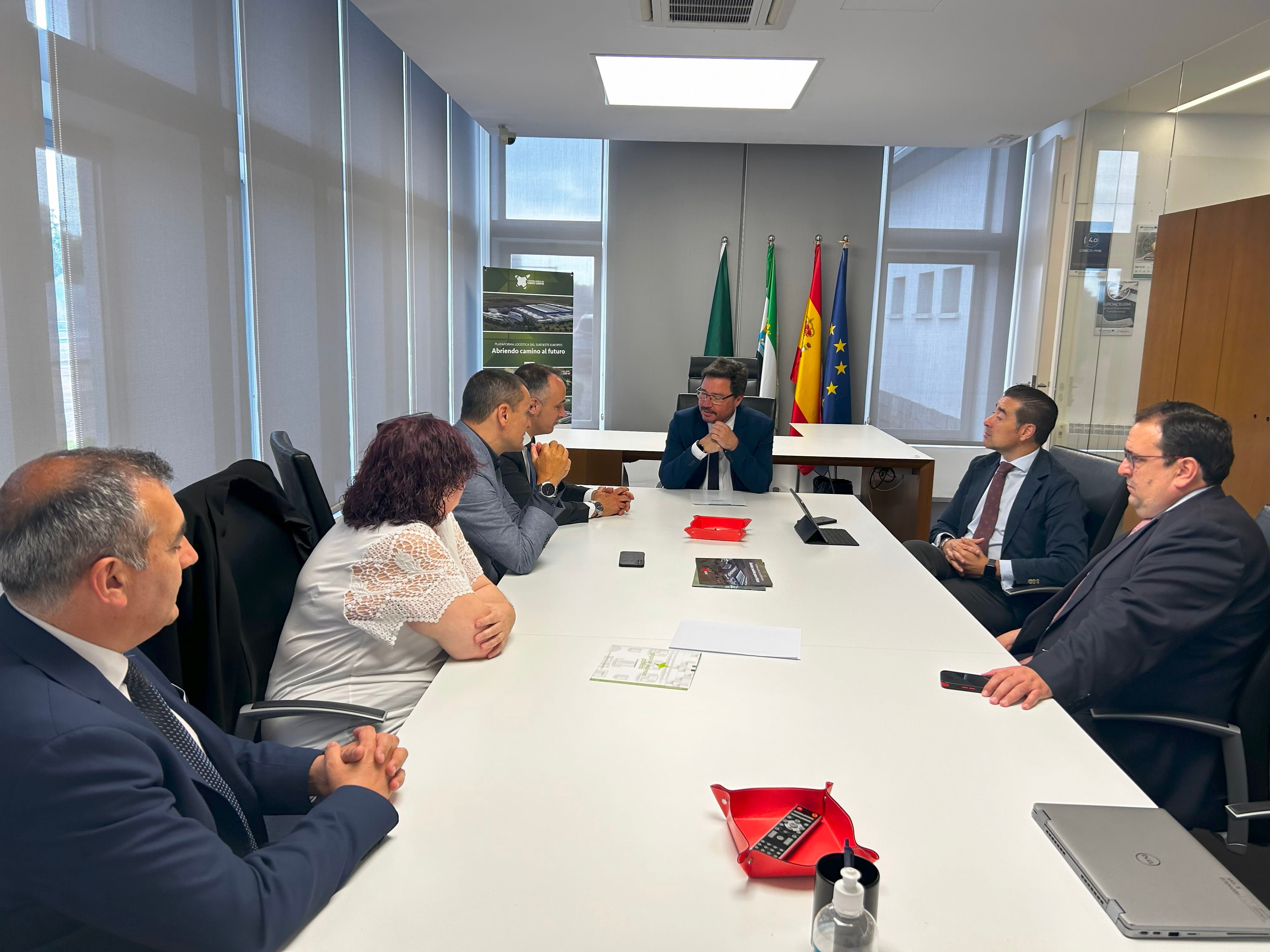 El consejero Santamaría se reúne con la directiva de la Coordinadora Española de Polígonos Empresariales para compartir nuevas prácticas en la explotación del sector logístico extremeño