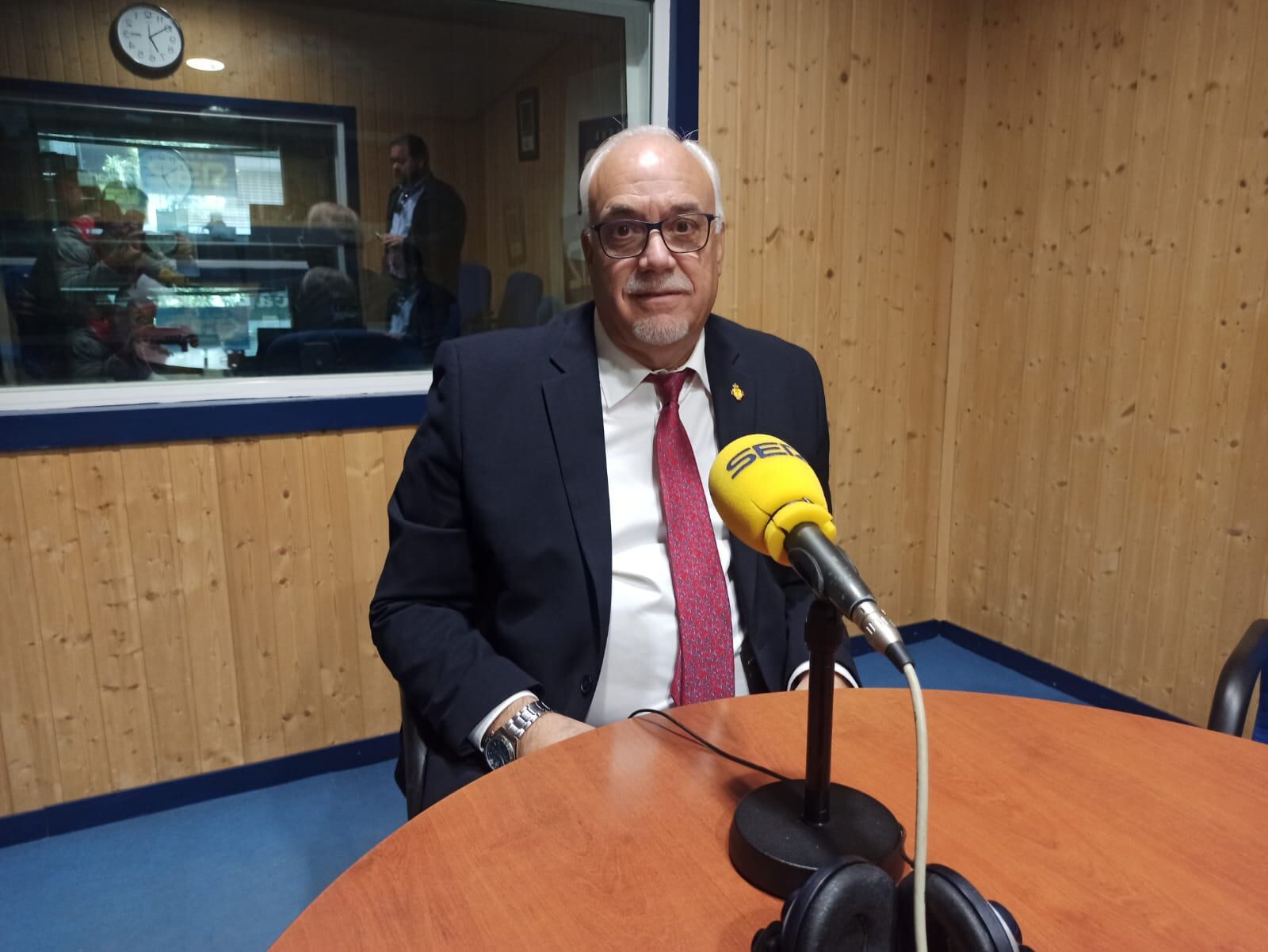 Julián Nieva, en los estudios de SER Valdepeñas. Entrevista para &quot;En Clave Electoral&quot;