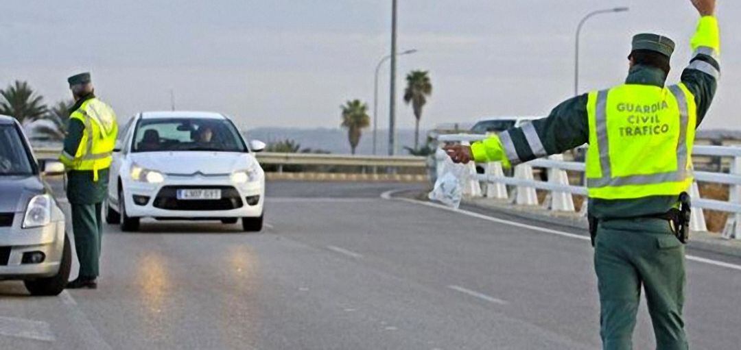 Una patrulla de la Guardia Civil realiza un control en una carretera.