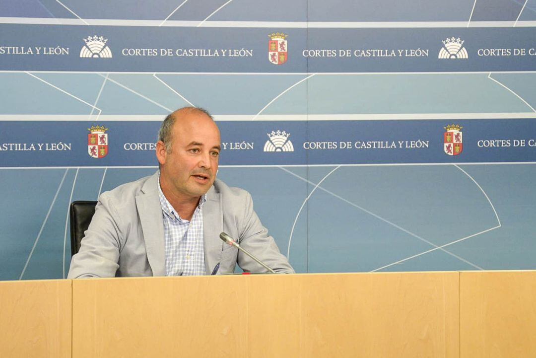 El procurador de Ciudadanos David Castaño en una rueda de prensa