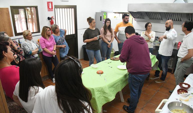 Momento del taller en el que Benito Gómez explica a los alumnos cómo se elabora uno de sus platos. 