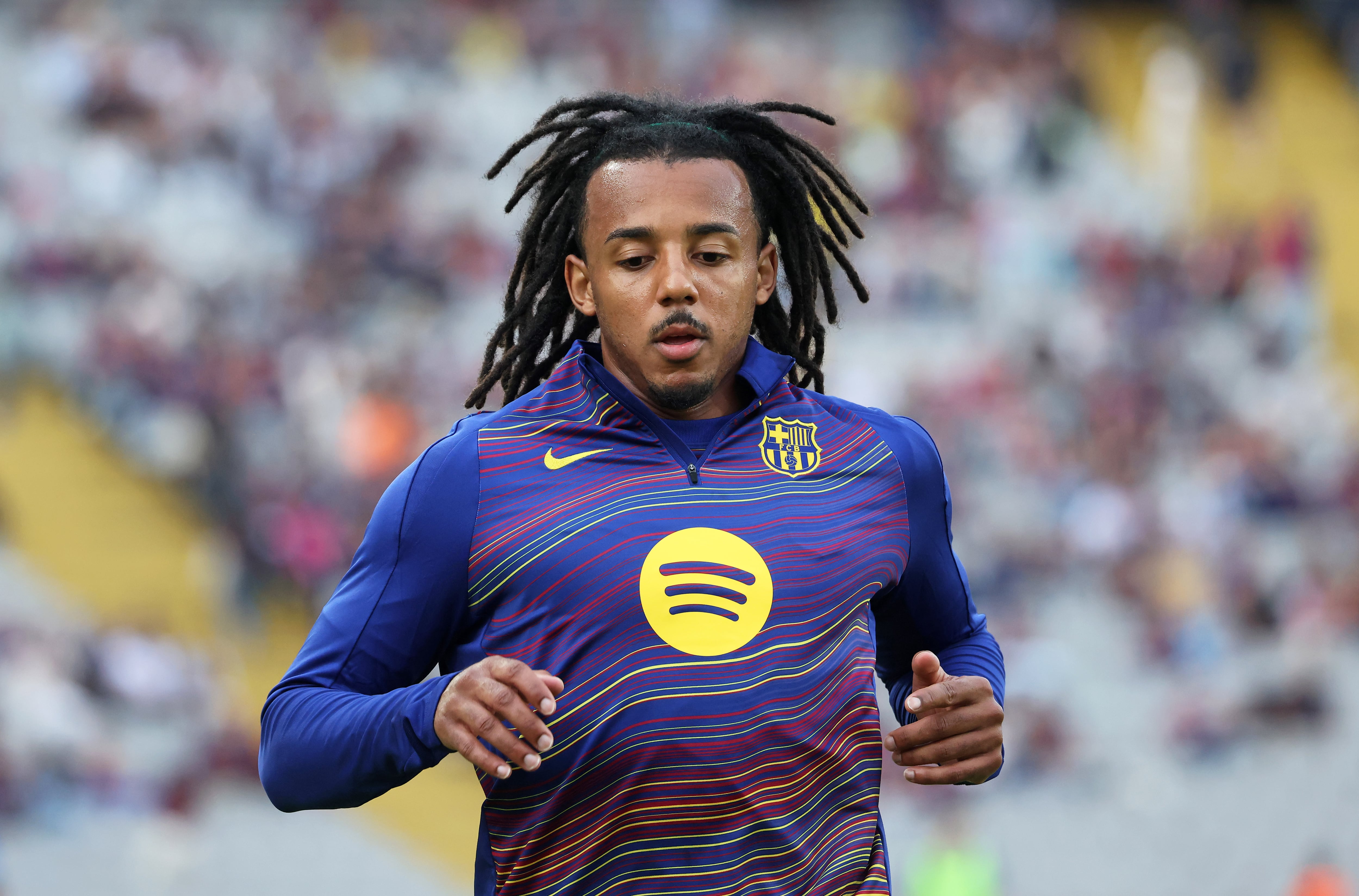Jules Koundé durante un calentamiento con el Barça
