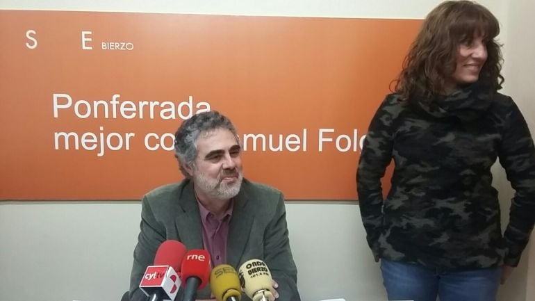 El exconcejal de Hacienda, Fernando Álvarez y su compañera Cristina López durante la comparecencia en la sede de USE-Bierzo