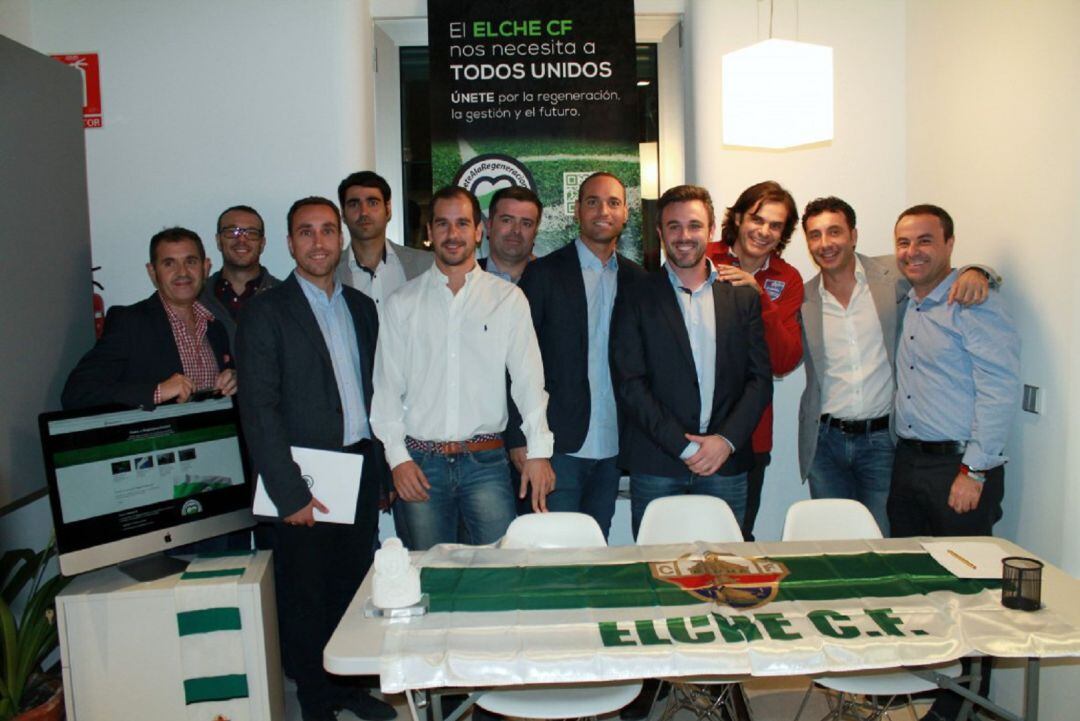 Miembros de Regeneración posando en su sede