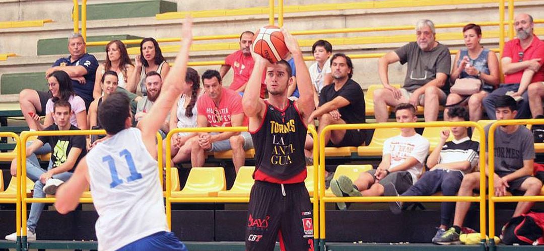 Pere Sureda lanza a canasta durante un partido de esta temporada.