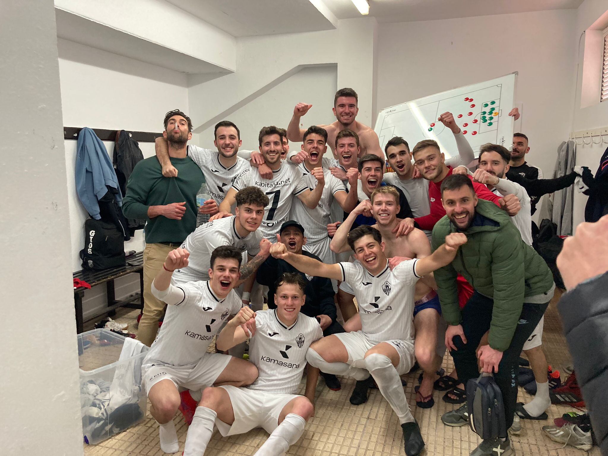 Els jugadors de l&#039;Ontinyent 1931 celebren al vestidor del Diego Cuesta de Dénia