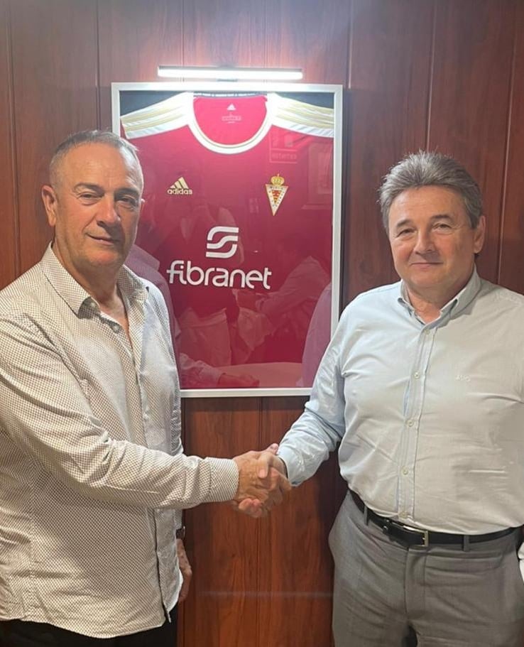 Felipe Moreno y Agustín Ramos posan junto a una camiseta del Real Murcia