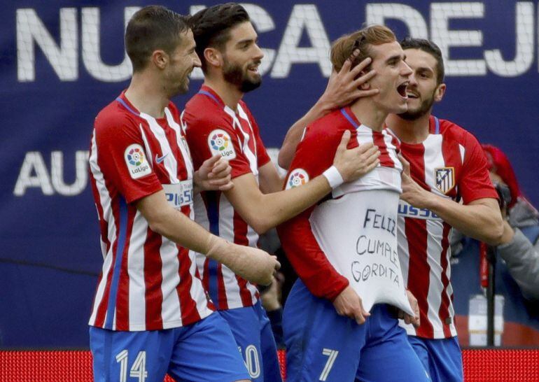 Gabi celebra el primer gol de Griezmann ante el Valencia con la férula en la mano derecha para protegerse de la fractura sufrida.