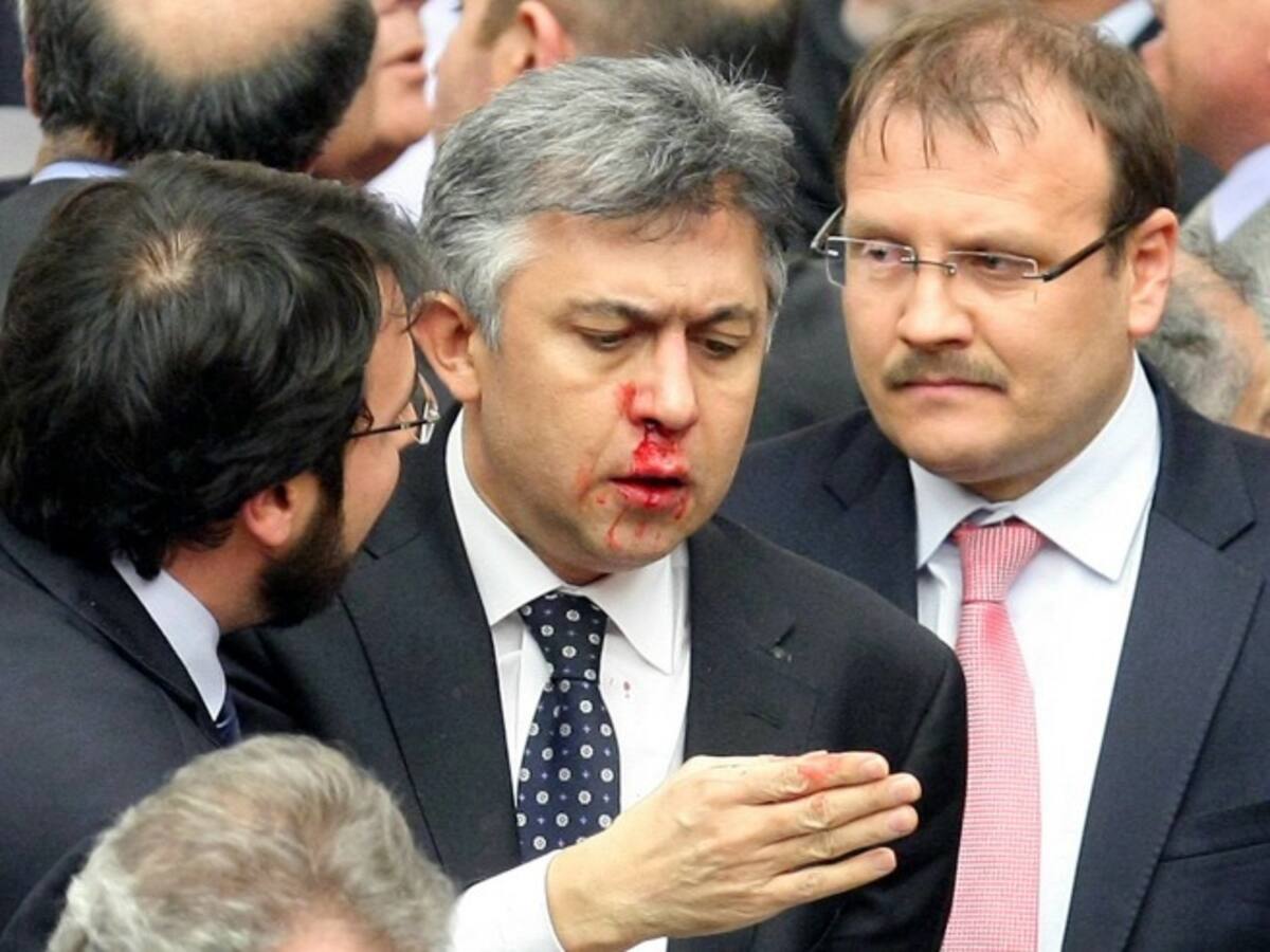 Tres diputados hospitalizados en Turquía tras un debate parlamentario