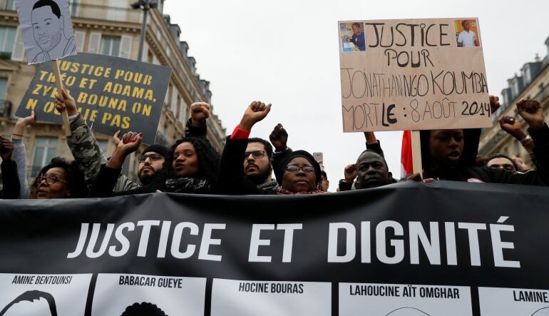 La gente participa en una manifestación convocada por las familias de las víctimas de presunta brutalidad policial contra la discriminación y el racismo en París.