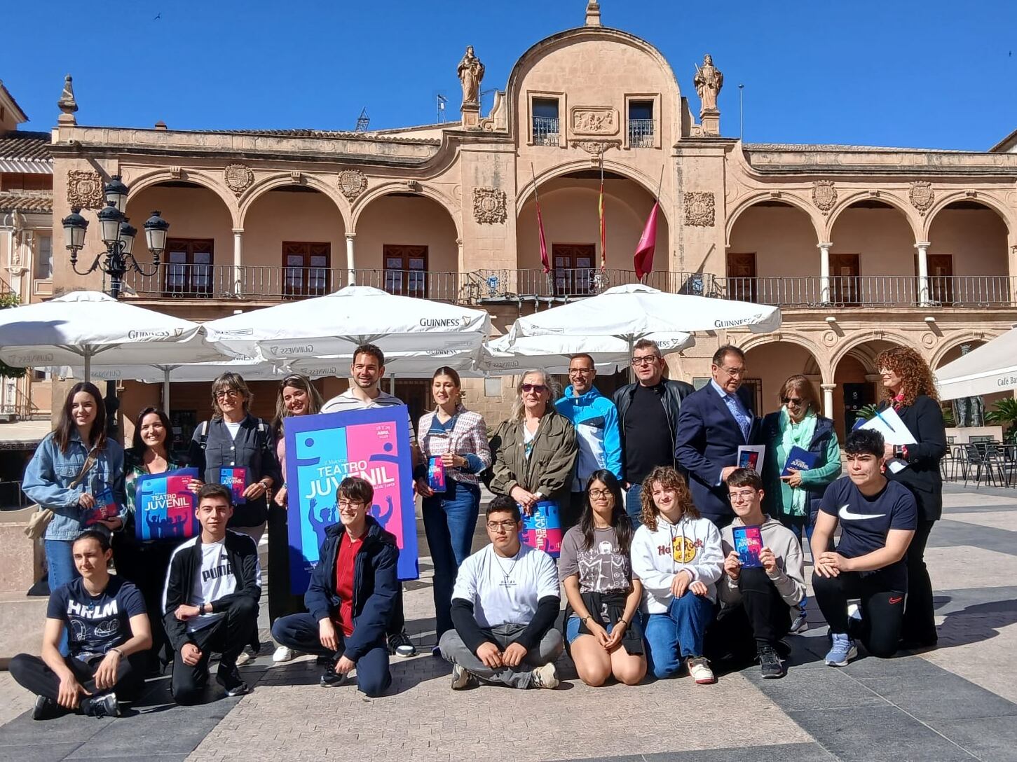 Alumnos y profesores de la muestra de Teatro Juvenil de Lorca junto a los concejales