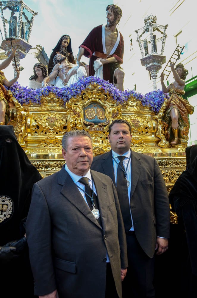 Imagen de Manolo Villanueva, junto a su hijo Antonio, ante el misterio del Traslado al Sepulcro