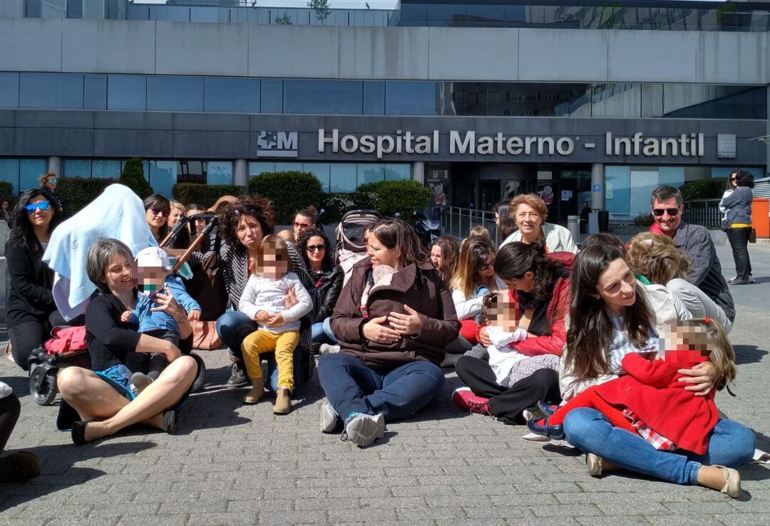 Imagen de la concentración frente a la fachada del Hospital Materno - Infantil de La Paz. 