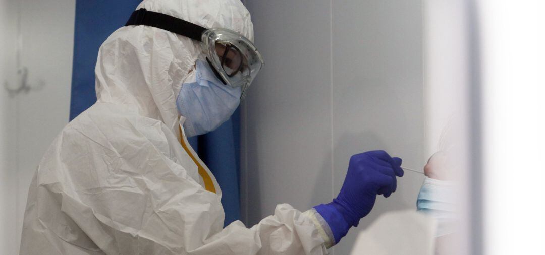 Sanitarios haciendo una prueba de antígenos