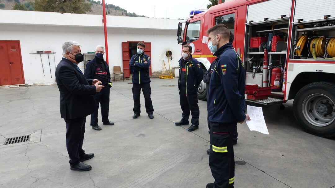 El concejal socialista Salvador Trujillo con bomberos de Málaga capital